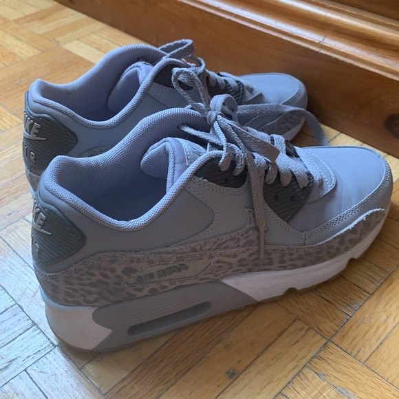 Excellent condition grey white Nike Air Sneakers 6 Youth or 7.5 in women’s - Picture 2 of 8